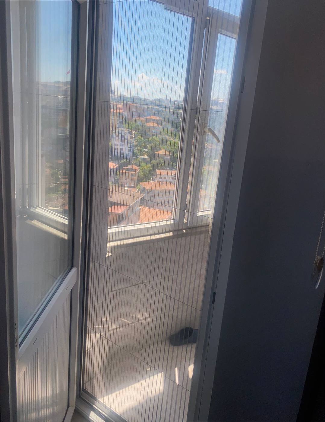 Geniş balkon kapısında İstanbul manzaralı sineklik uygulaması