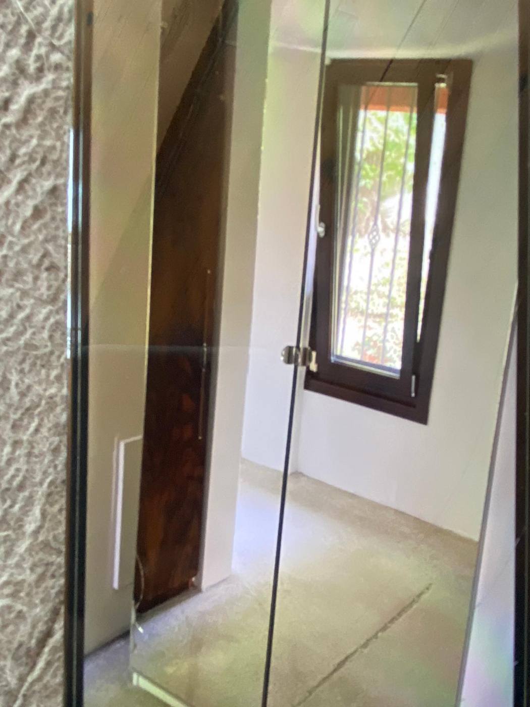 Cam balkon bölmesinde iç mekân yansıması