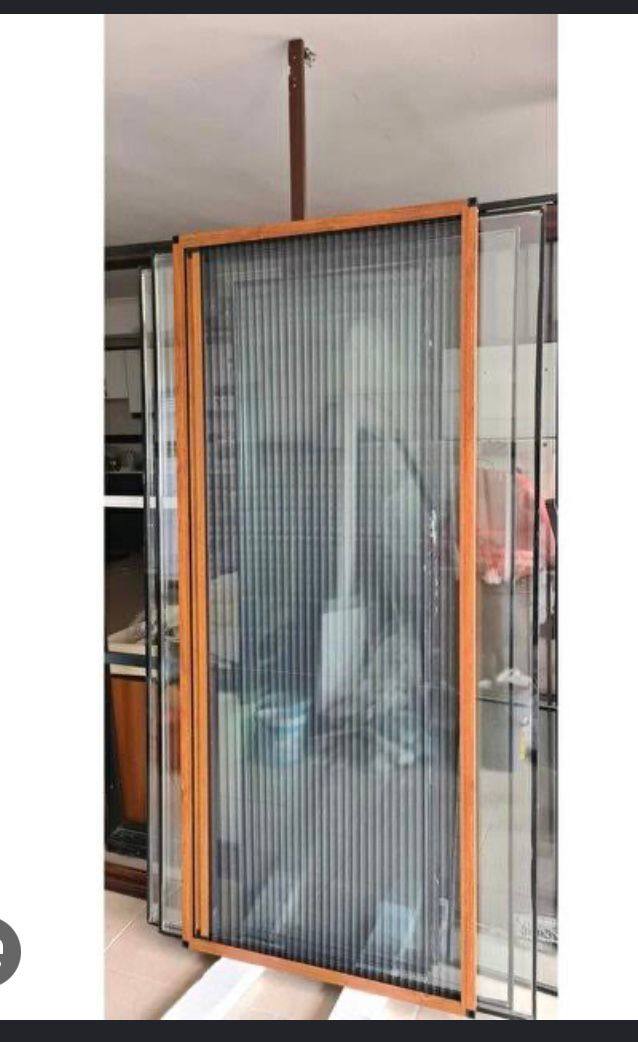 Ahşap kasaya monte edilmiş katlanır sineklik paneli